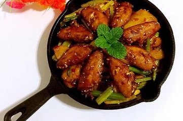 “干鍋雞翅”的家常做法，麻辣鮮香，好吃到舔盤子