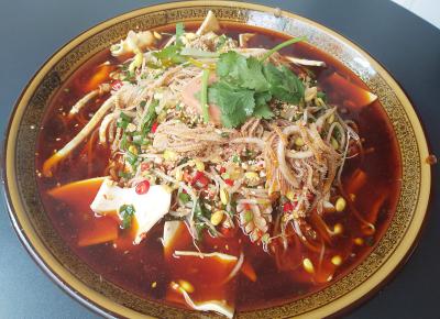 川味冒菜技術(shù)培訓班，老師在一旁從中指導